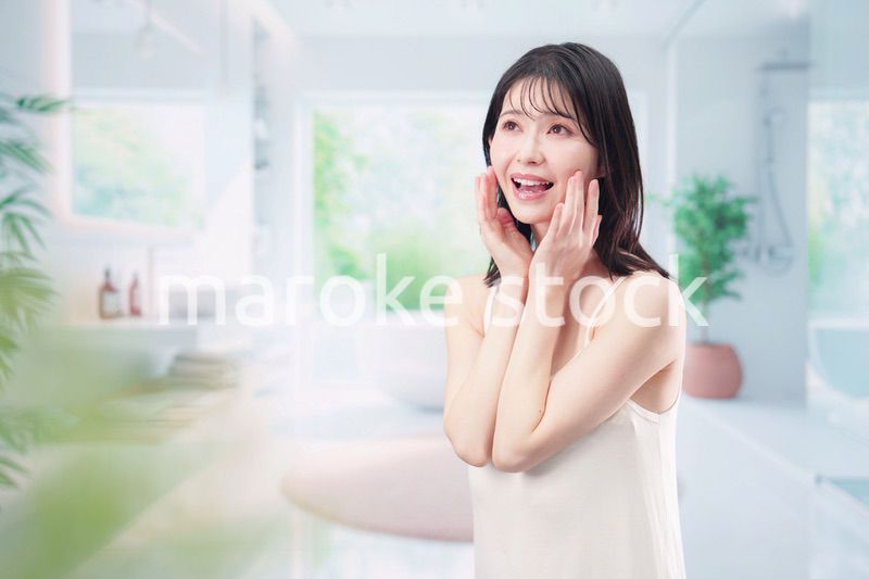 家でスキンケアをする若い女性