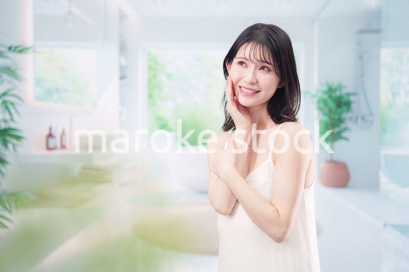 家でスキンケアをする若い女性