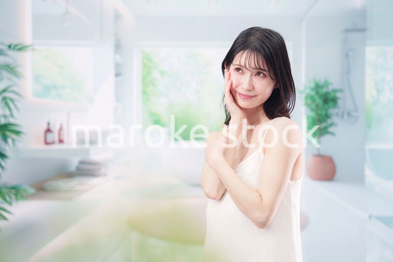 家でスキンケアをする若い女性