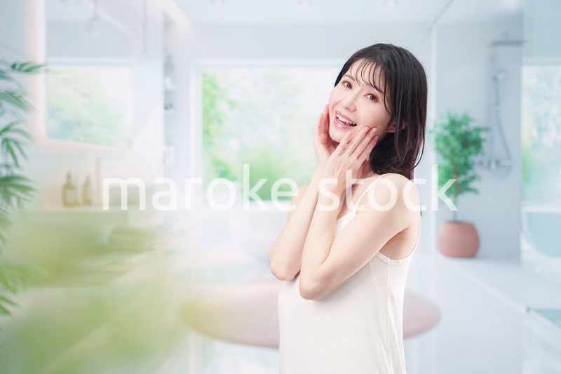 家でスキンケアをする若い女性