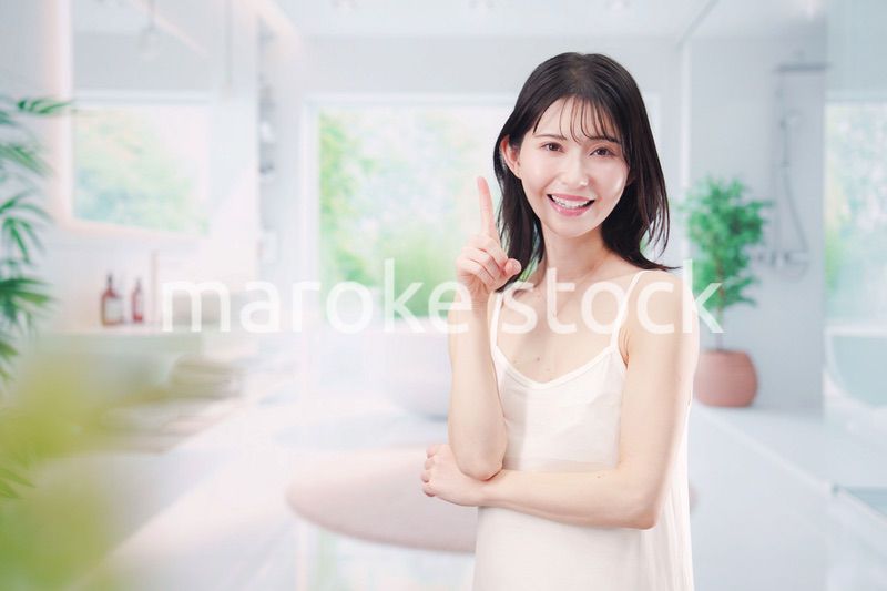 バスルームでスキンケアをする若い女性