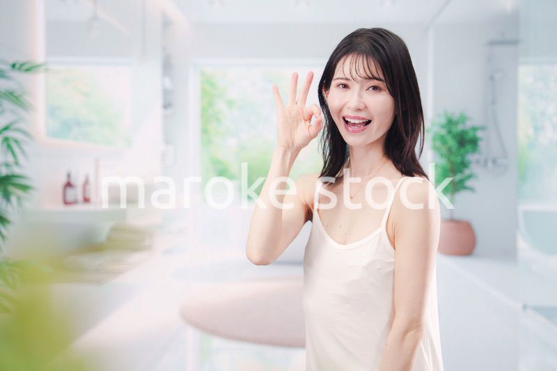 バスルームでスキンケアをする若い女性