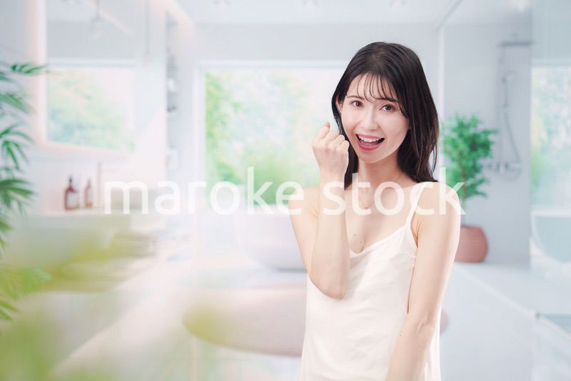 バスルームでスキンケアをする若い女性