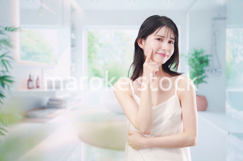 肌トラブルに悩む若い女性