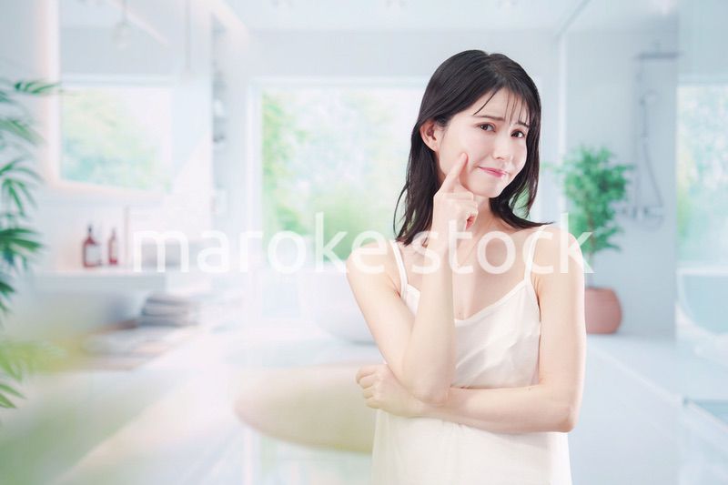 肌トラブルに悩む若い女性