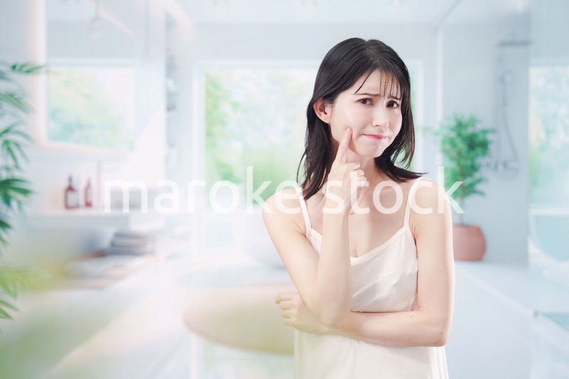 肌トラブルに悩む若い女性