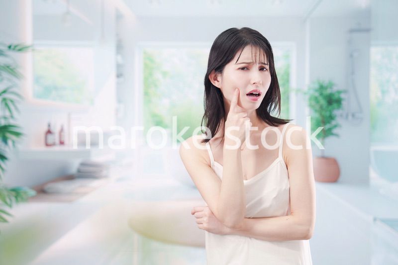 肌トラブルに悩む若い女性