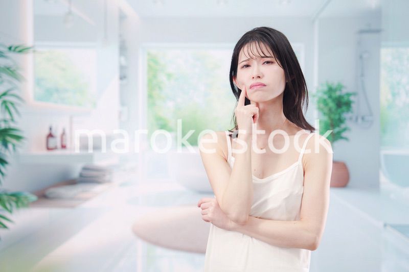 肌トラブルに悩む若い女性