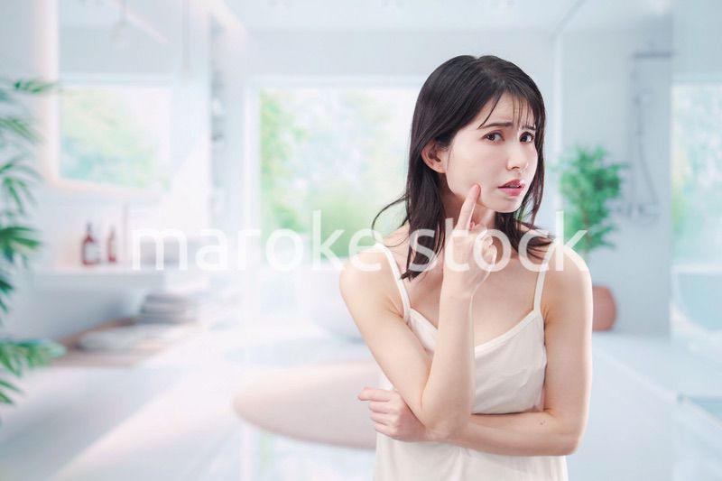 肌トラブルに悩む若い女性