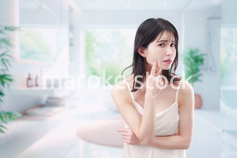 肌トラブルに悩む若い女性