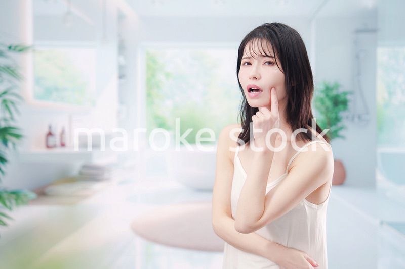 肌トラブルに悩む若い女性