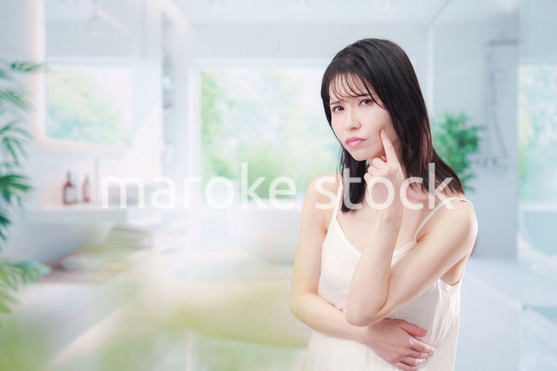 肌トラブルに悩む若い女性