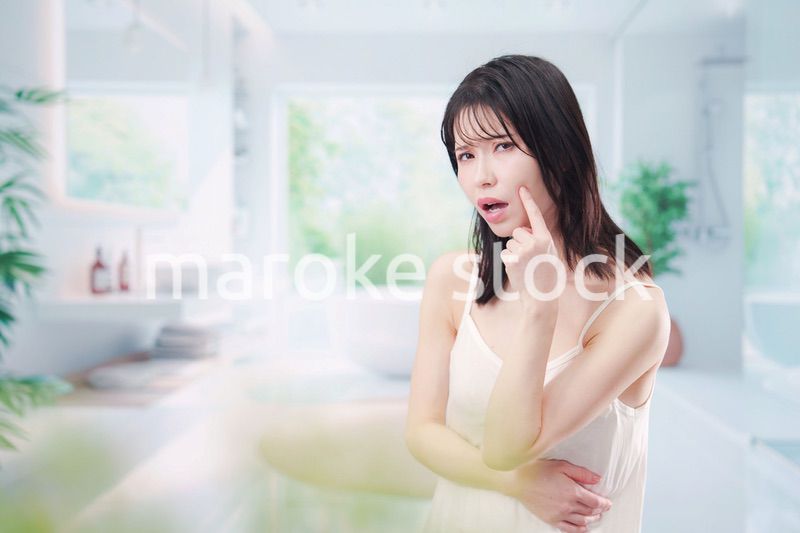 肌トラブルに悩む若い女性