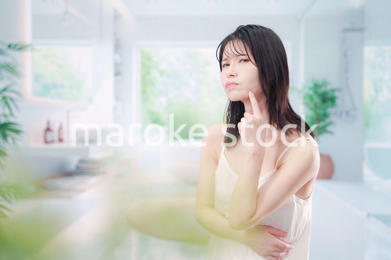 肌トラブルに悩む若い女性