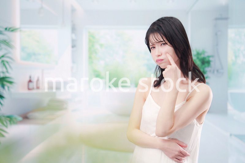 肌トラブルに悩む若い女性