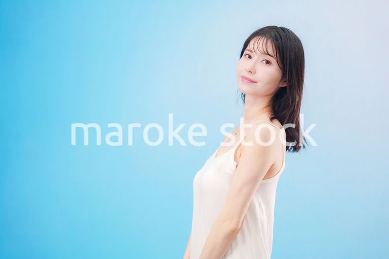 若い女性のビューティーイメージ（水色背景）