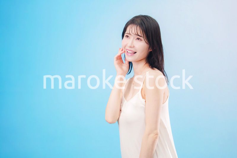 若い女性のビューティーイメージ（水色背景）