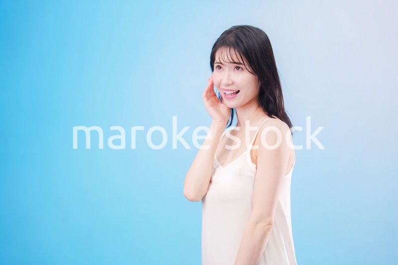 若い女性のビューティーイメージ（水色背景）
