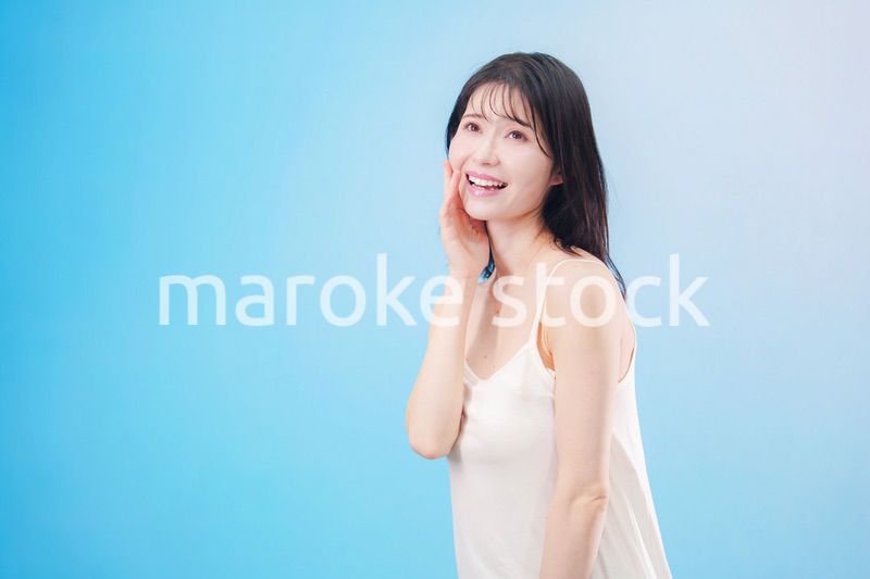 若い女性のビューティーイメージ（水色背景）