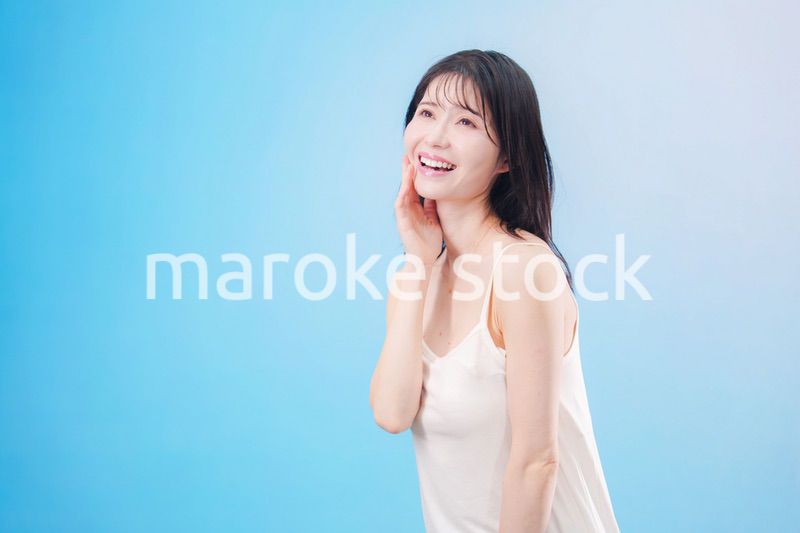 若い女性のビューティーイメージ（水色背景）