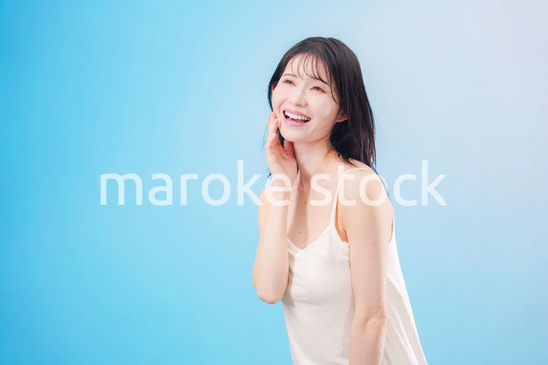 若い女性のビューティーイメージ（水色背景）