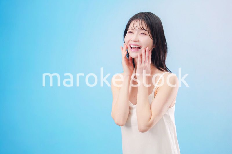 若い女性のビューティーイメージ（水色背景）