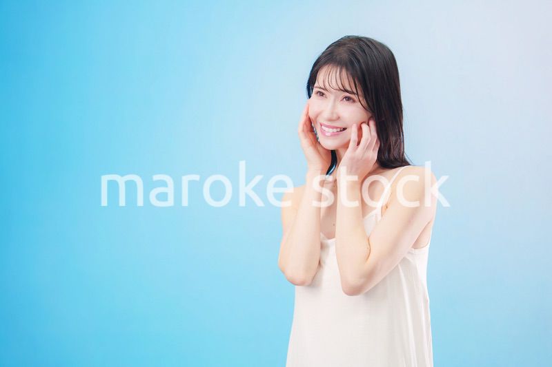 若い女性のビューティーイメージ（水色背景）