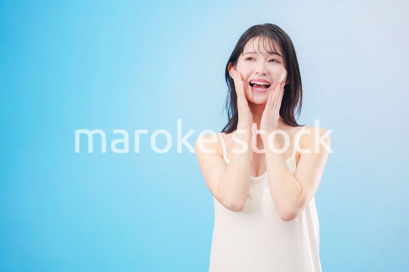 若い女性のビューティーイメージ（水色背景）