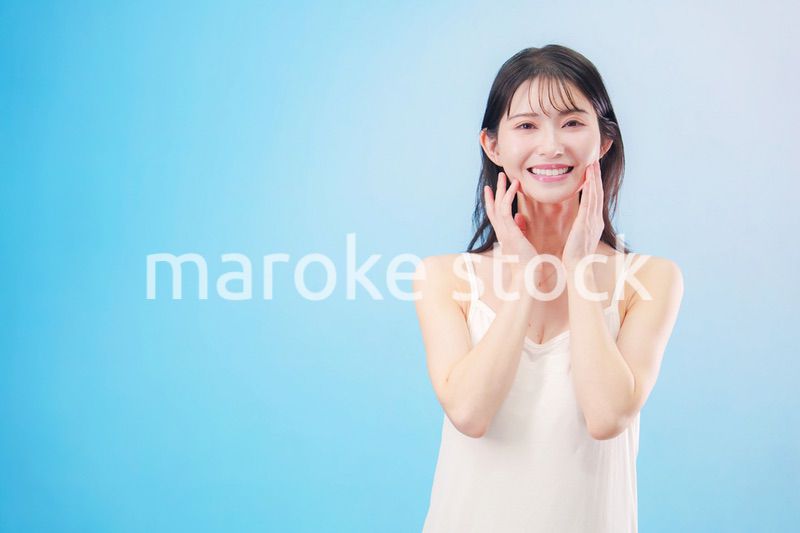 若い女性のビューティーイメージ（水色背景）