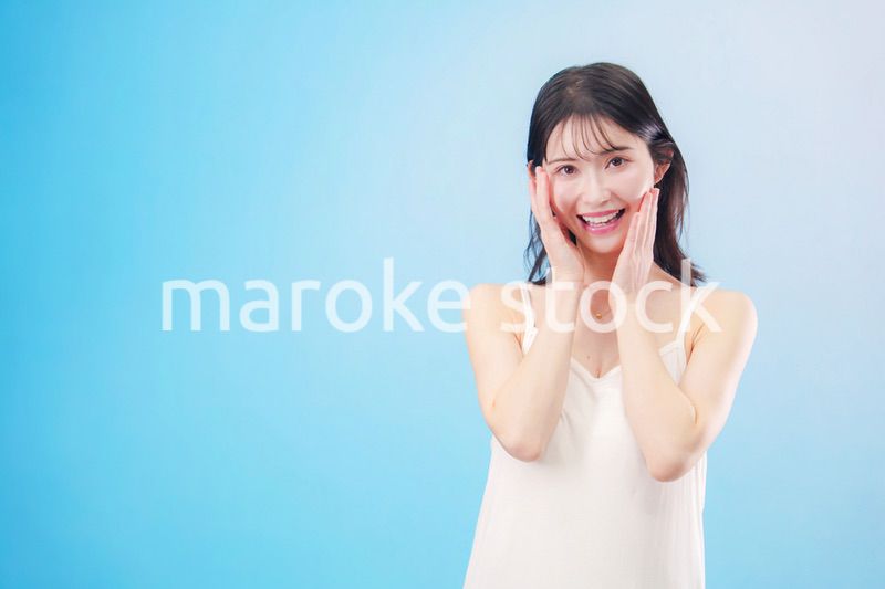 若い女性のビューティーイメージ（水色背景）
