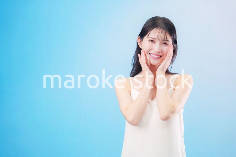 若い女性のビューティーイメージ（水色背景）