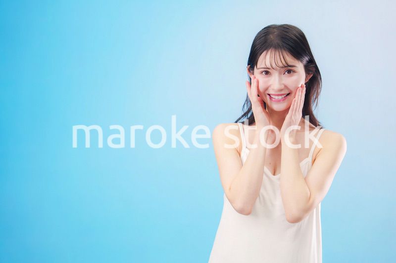 若い女性のビューティーイメージ（水色背景）