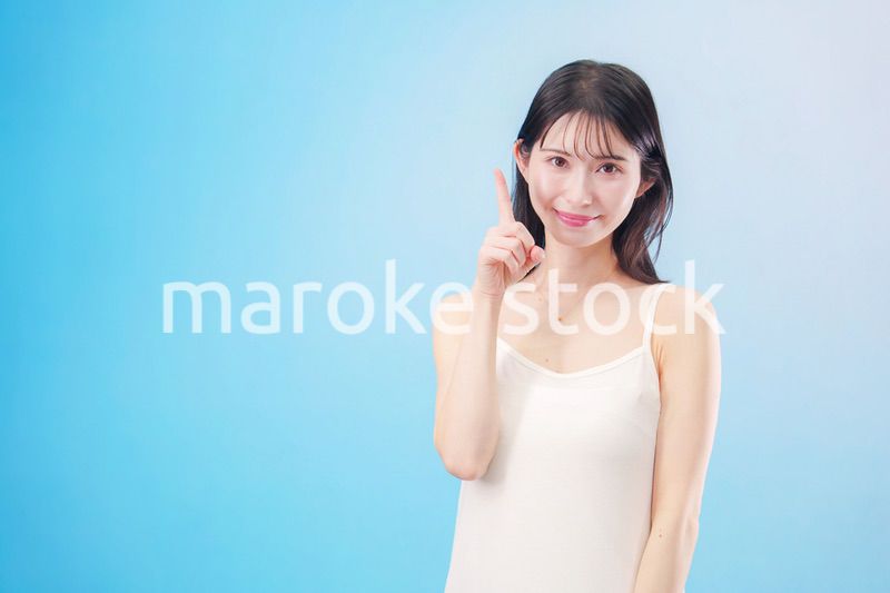 若い女性のビューティーイメージ（水色背景）