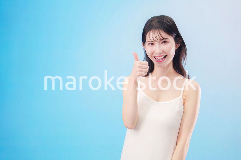 若い女性のビューティーイメージ（水色背景）