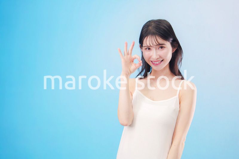 若い女性のビューティーイメージ（水色背景）