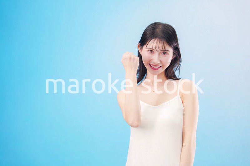 若い女性のビューティーイメージ（水色背景）