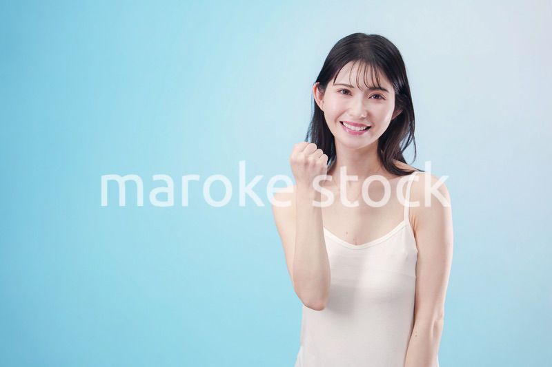 若い女性のビューティーイメージ（水色背景）