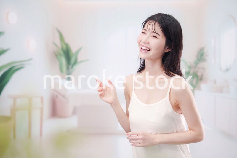 サロンで生き生きと笑顔の若い女性