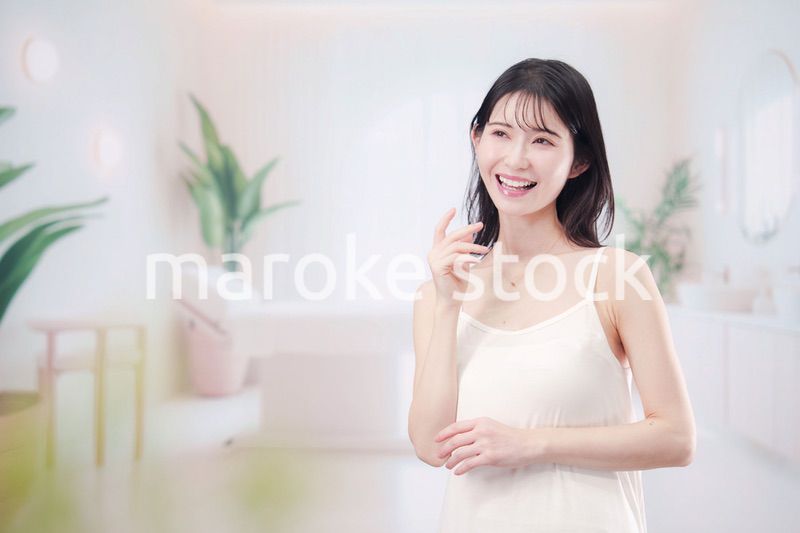 サロンで生き生きと笑顔の若い女性