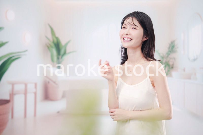 サロンで生き生きと笑顔の若い女性