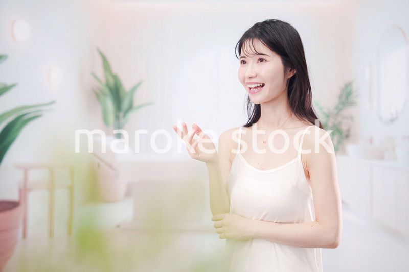 サロンで生き生きと笑顔の若い女性