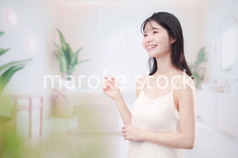 サロンで生き生きと笑顔の若い女性