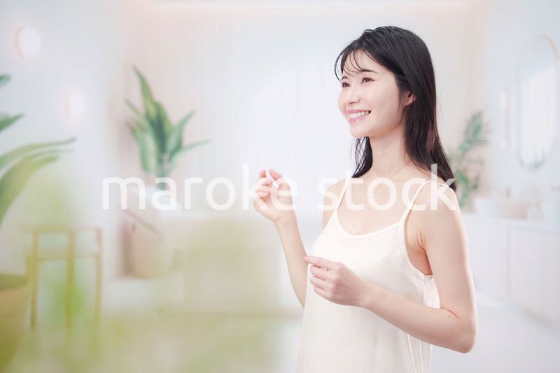 サロンで生き生きと笑顔の若い女性