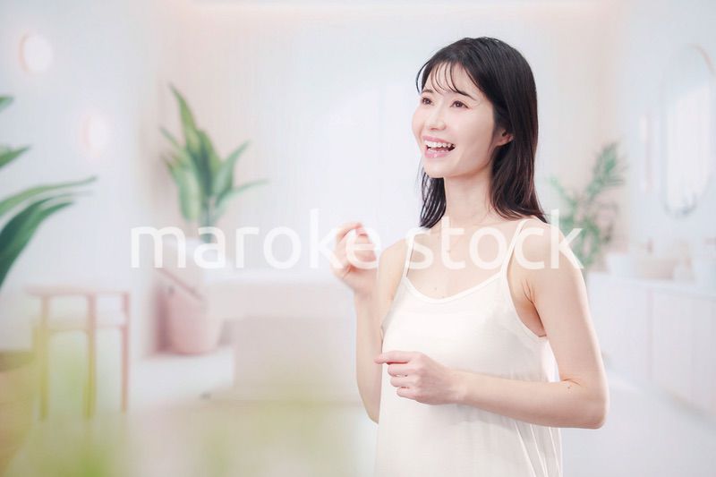 サロンで生き生きと笑顔の若い女性