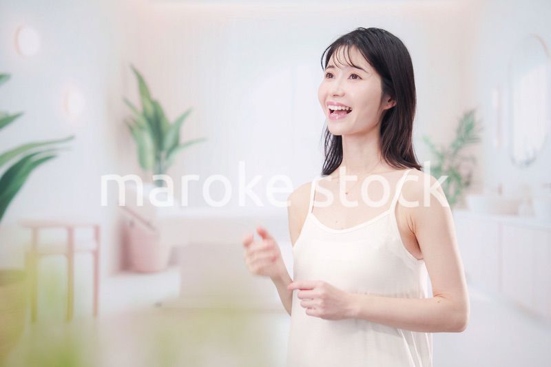 サロンで生き生きと笑顔の若い女性