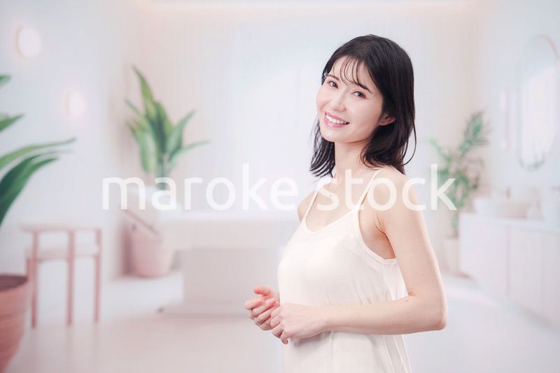 ビューティーサロンで自分磨きをする女性