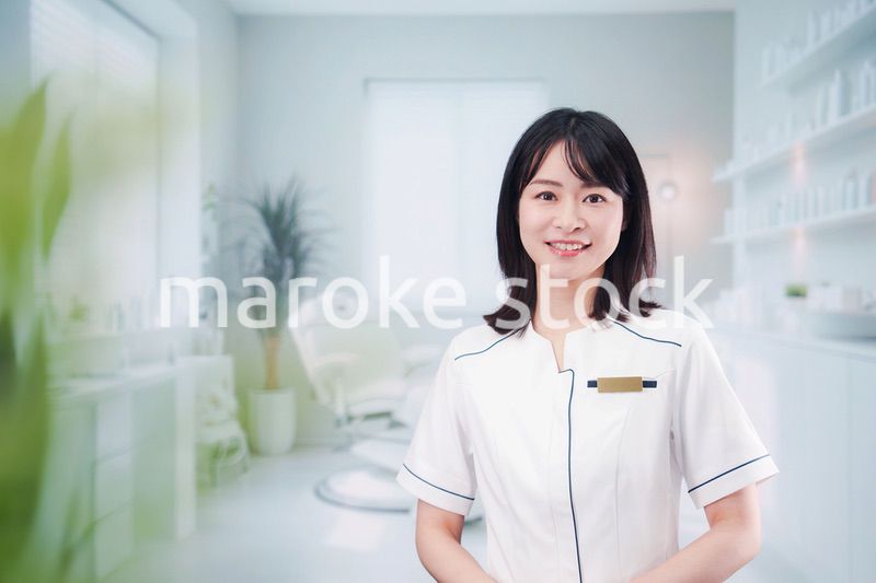 歯医者で働く歯科助手の若い女性