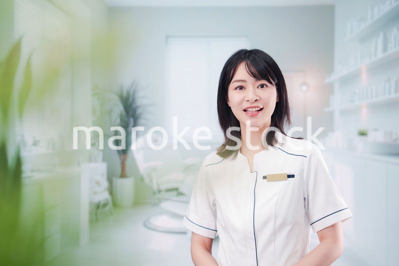 歯医者で働く歯科助手の若い女性