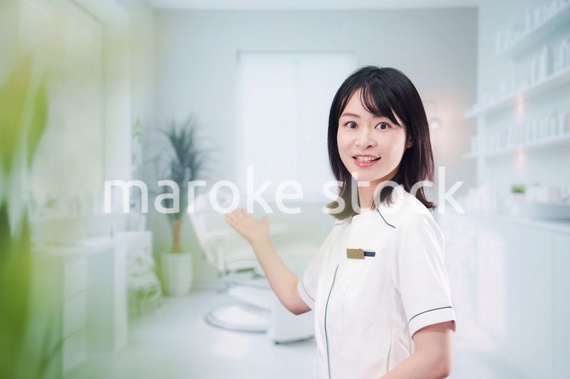 歯医者で働く歯科助手の若い女性