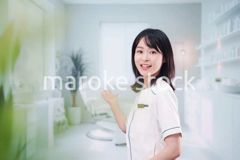 歯医者で働く歯科助手の若い女性